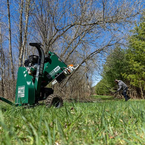 Broyeur de branches thermique 14 CV – Démarrage électrique, branches jusqu'à 7,6 cm