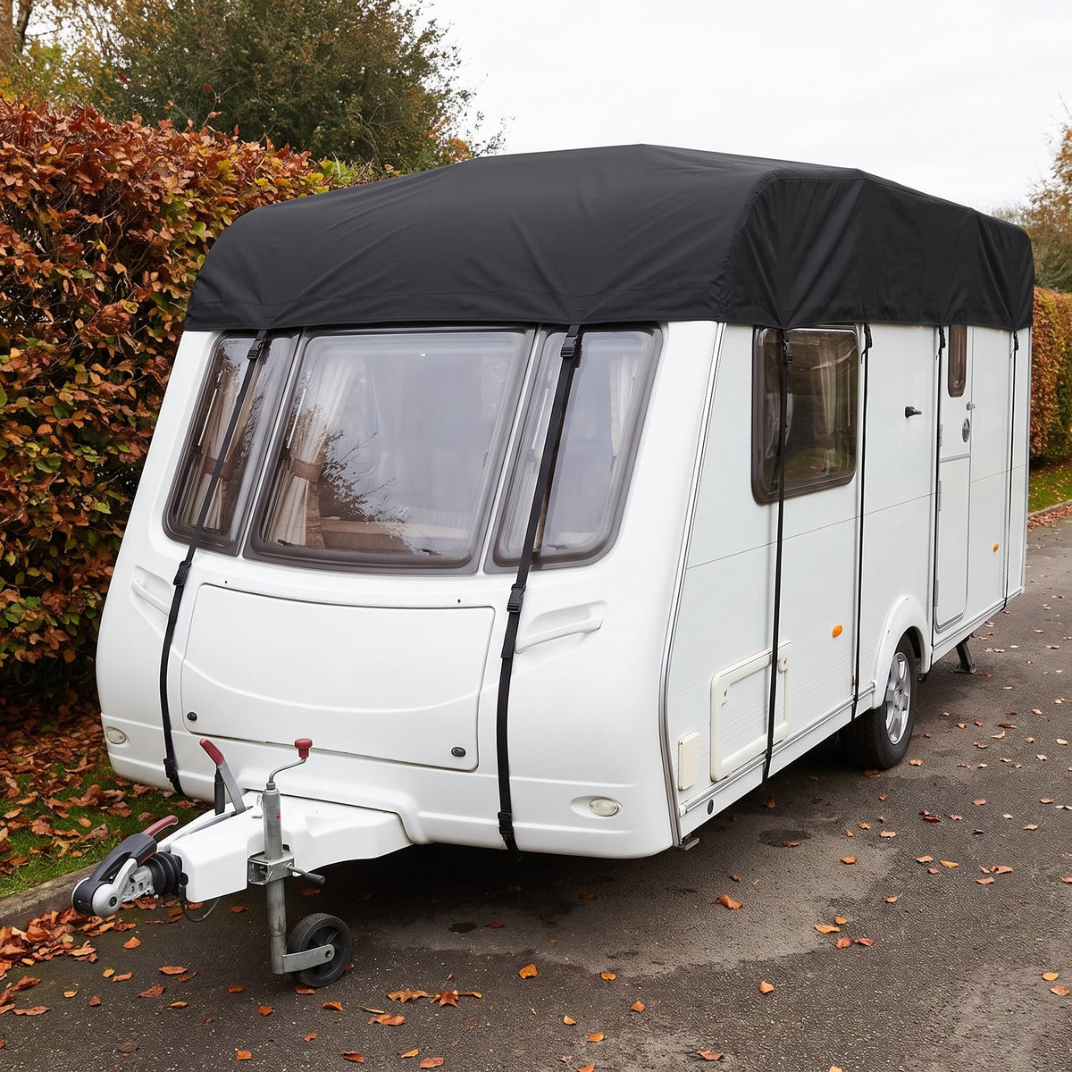 Housse de toit posée sur une caravane